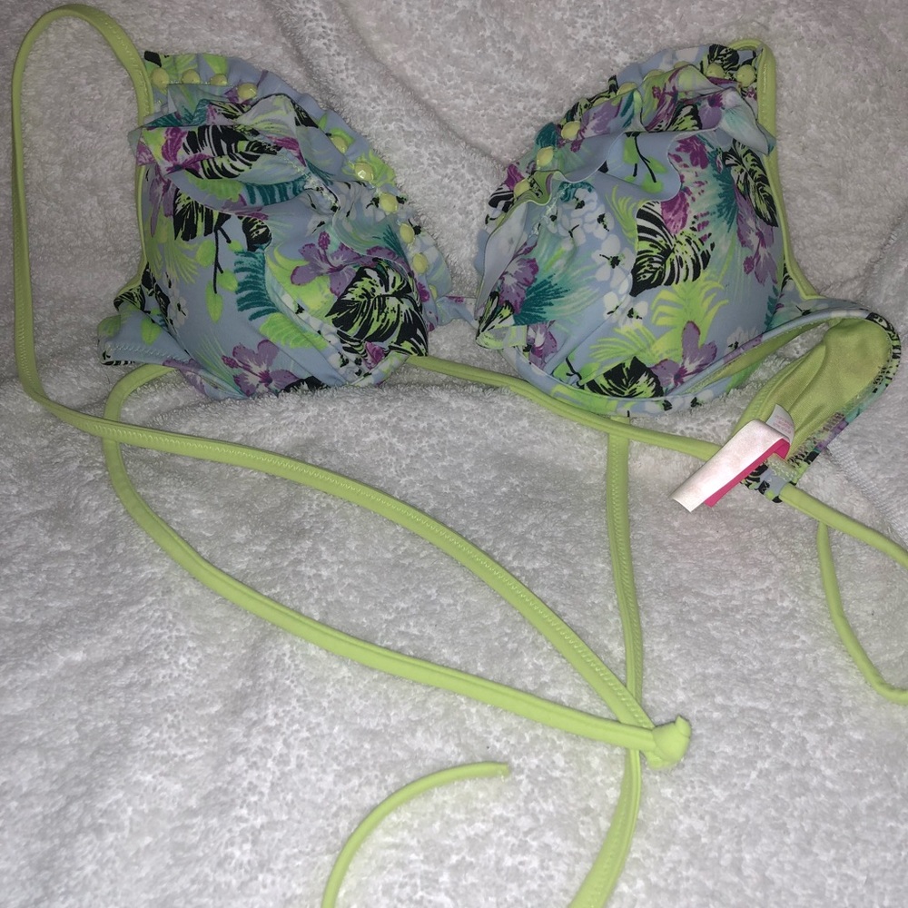 Flattering Victoria Secret Swim top!